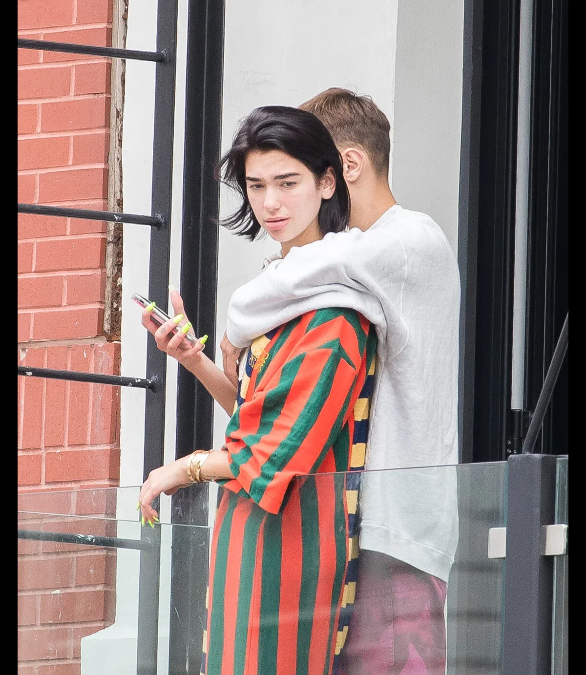 Dua Lipa sans maquillage en couple, photos, dates et contexte